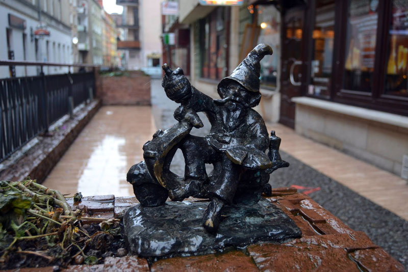 Krasnal Włoch w kapeluszu siedzący na ulicy we Wrocławiu