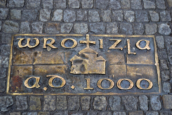 Tablica z napisem Wrotizla i datą 1000 na Ścieżce Historii Wrocławia