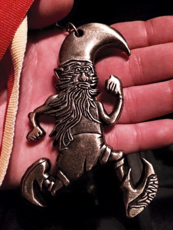 Medaglia commemorativa della mezza maratona di Breslavia tenuta in mano.