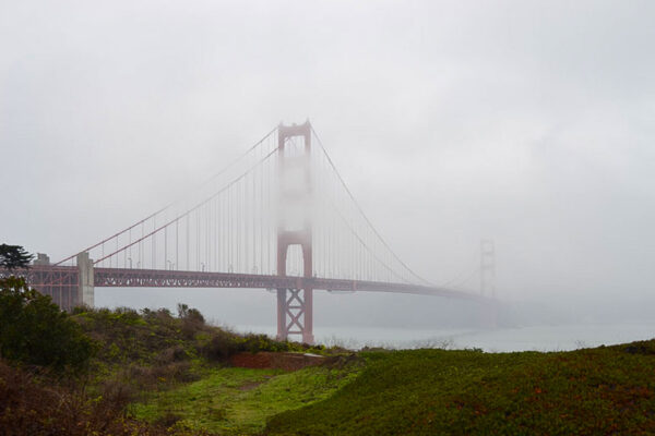 Most Golden Gate w San Francisco spowity we mgle