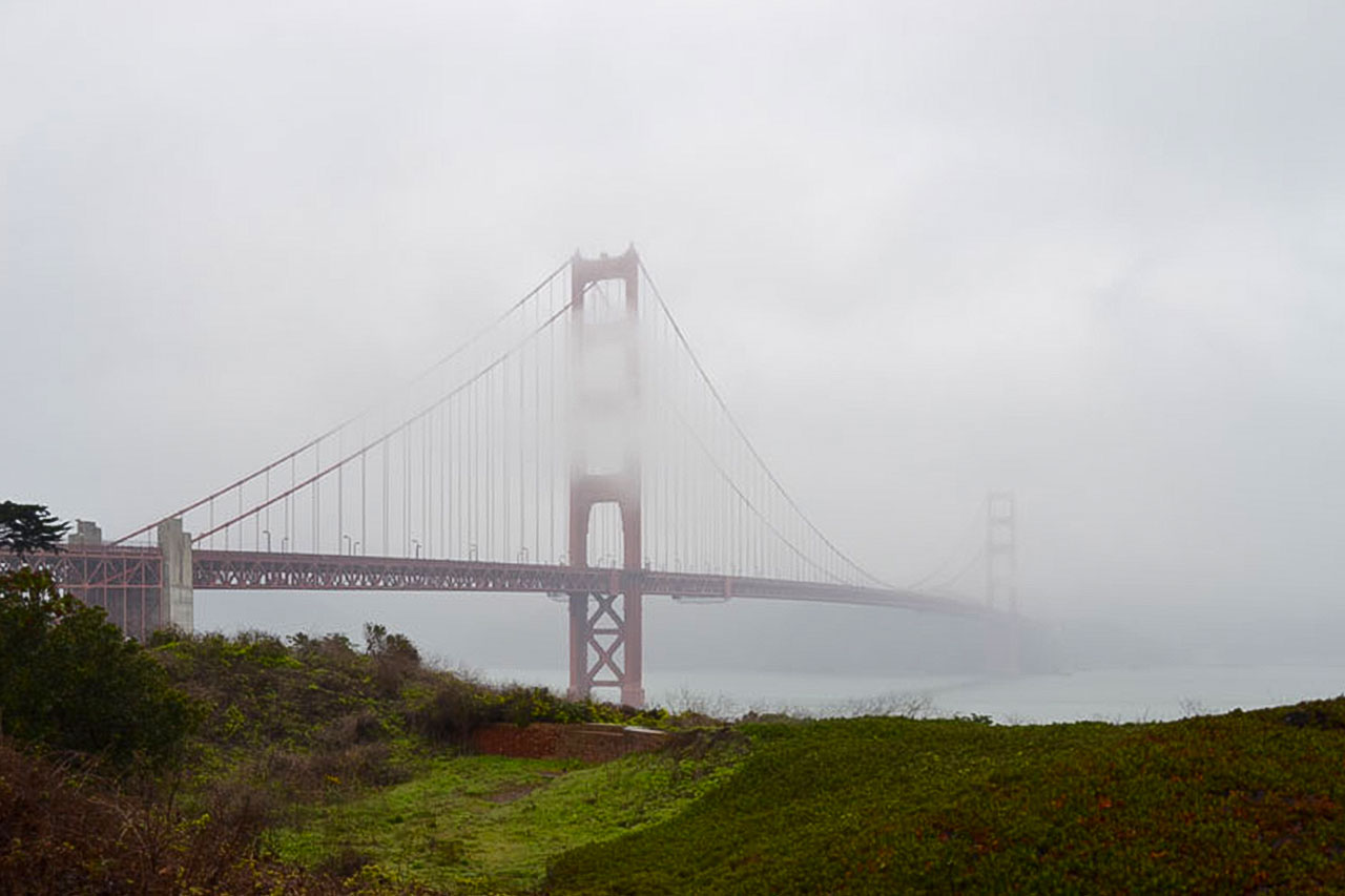 Most Golden Gate w San Francisco spowity we mgle
