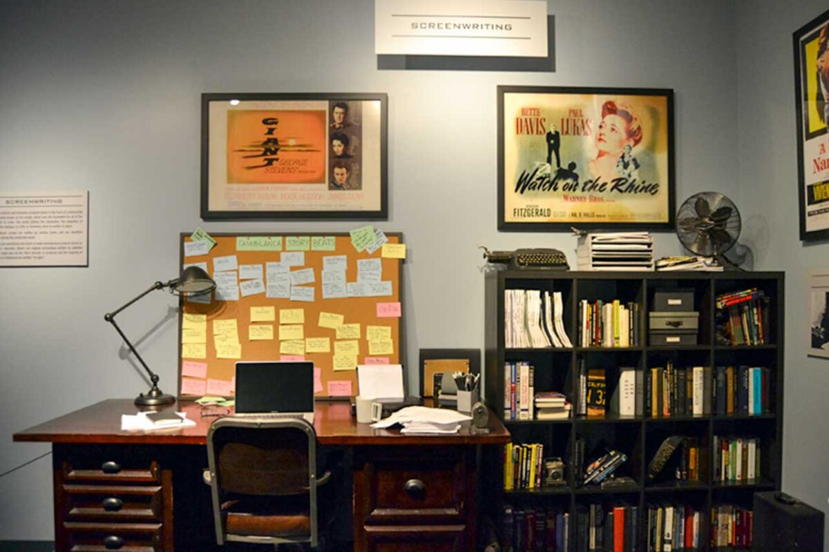 Odtworzone biurko i rekwizyty z produkcji Warner Bros. Studio Tour