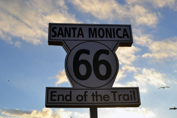 Znak „Santa Monica – End of the Trail” przy molo