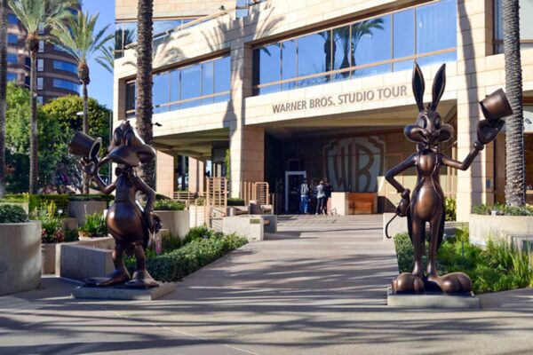 Wejście do Warner Bros. Studio Tour w Los Angeles z figurami postaci Looney Tunes