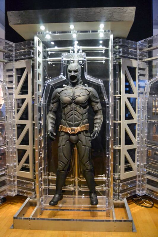 Czarny kostium Batmana w gablocie na ekspozycji Warner Bros. Studio Tour