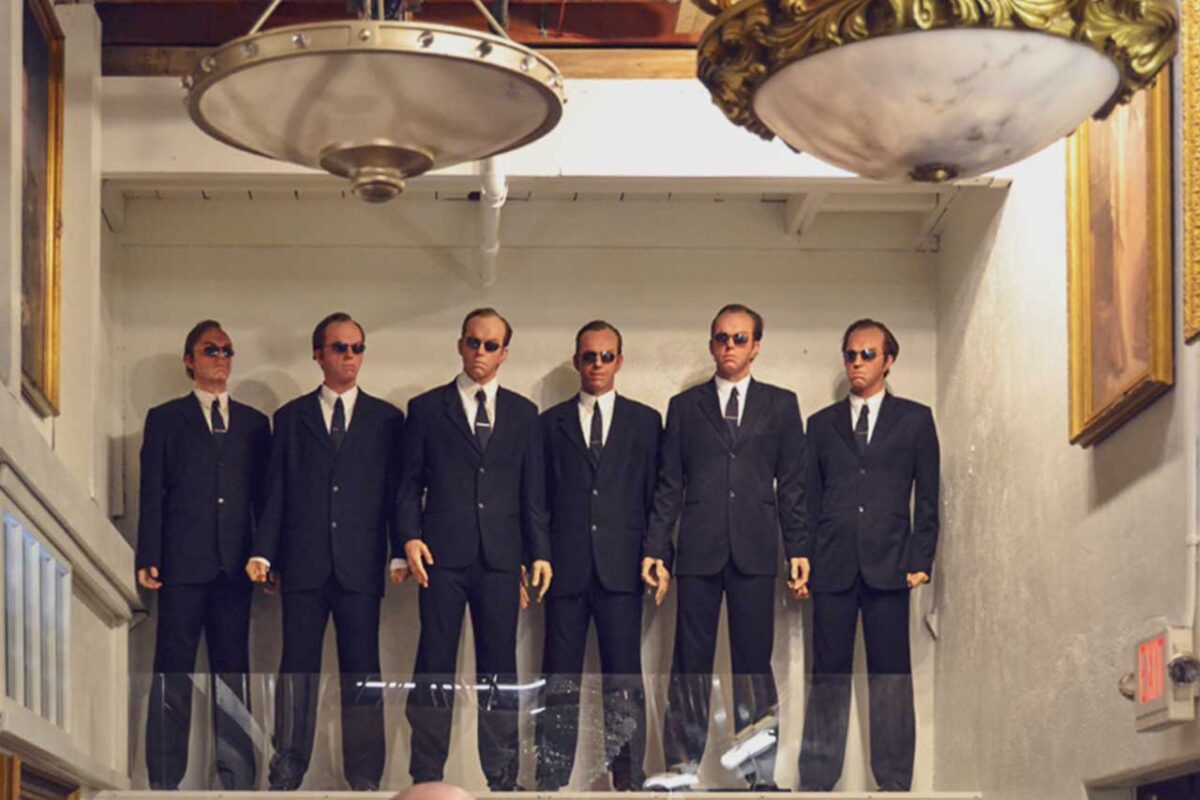 Il celebre personaggio Agent Smith del film Matrix nel tour Warner Bros.