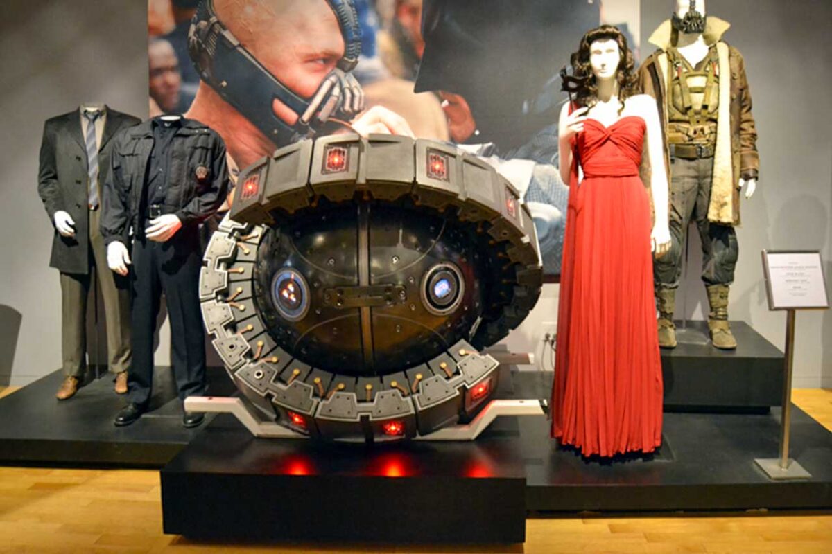 Kostiumy i rekwizyty z filmów o Batmanie na ekspozycji Warner Bros. Studio Tour