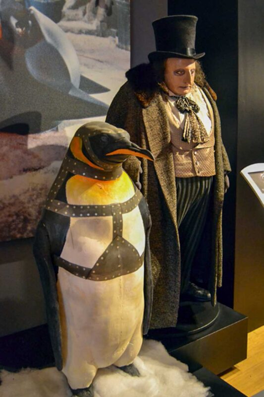 Figurka Pingwina z filmów o Batmanie na ekspozycji Warner Bros. Studio Tour