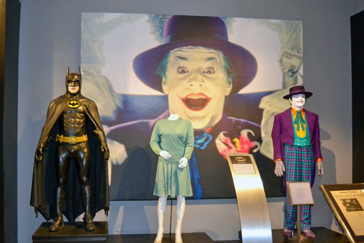 Kostium Batmana i postacie z filmów o Batmanie na ekspozycji Warner Bros. Studio Tour