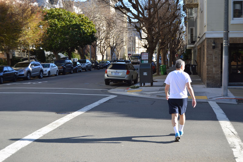 Uomo che corre su una strada a San Francisco