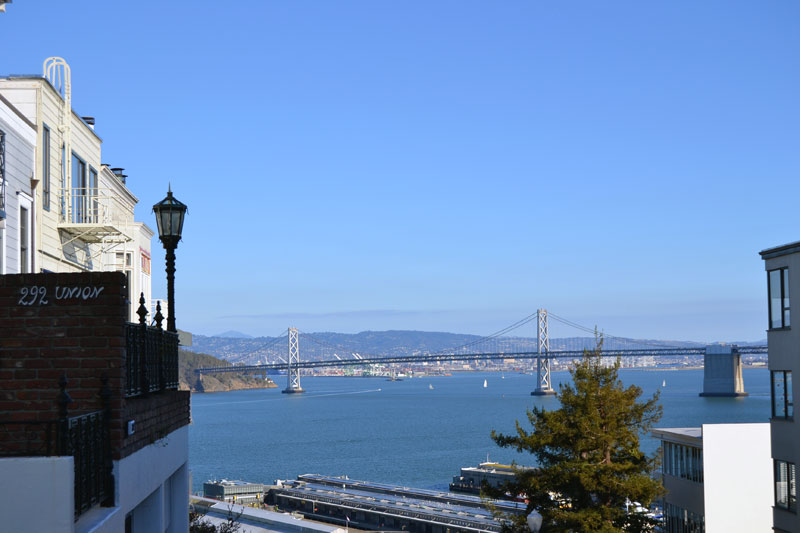 Ulica na Telegraph Hill z widokiem na Transamerica Pyramid