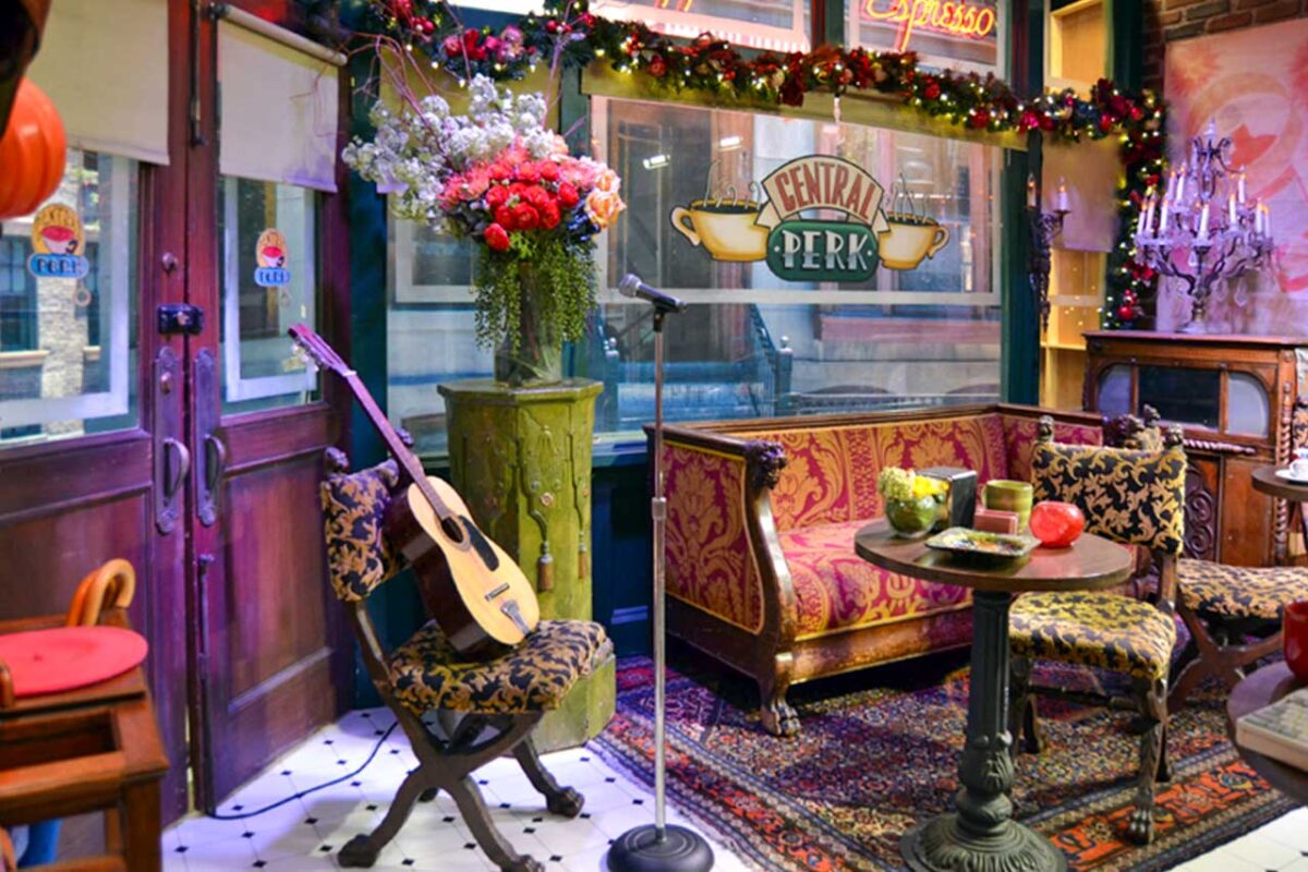 Dettaglio dell'arredamento e dell'insegna del Central Perk alla Warner Bros.