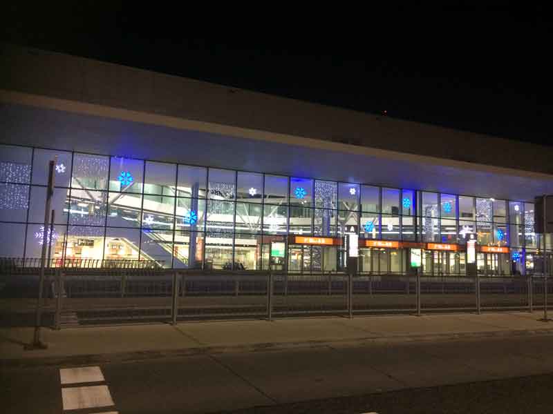 Decorazioni natalizie luminose all'interno dell'aeroporto Chopin di Varsavia.