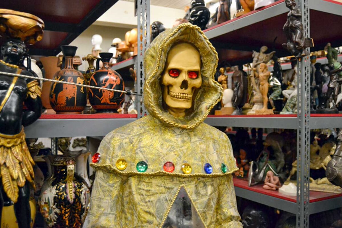 Regały z rekwizytami filmowymi na Warner Bros. Studio Tour