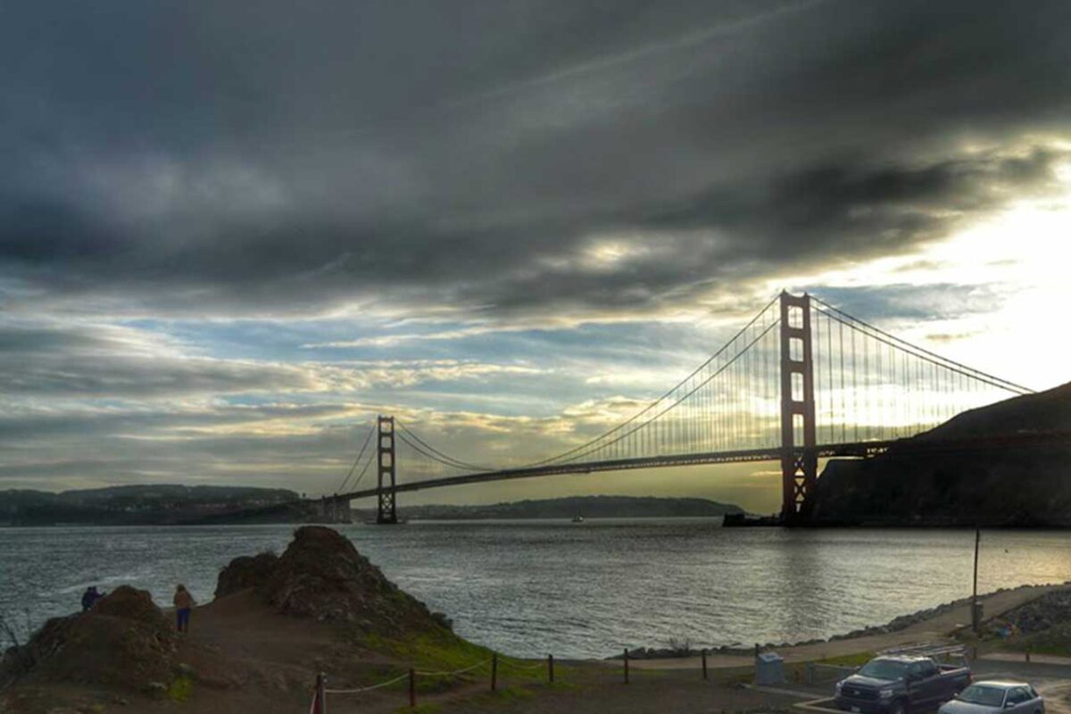 Most Golden Gate na tle chmur