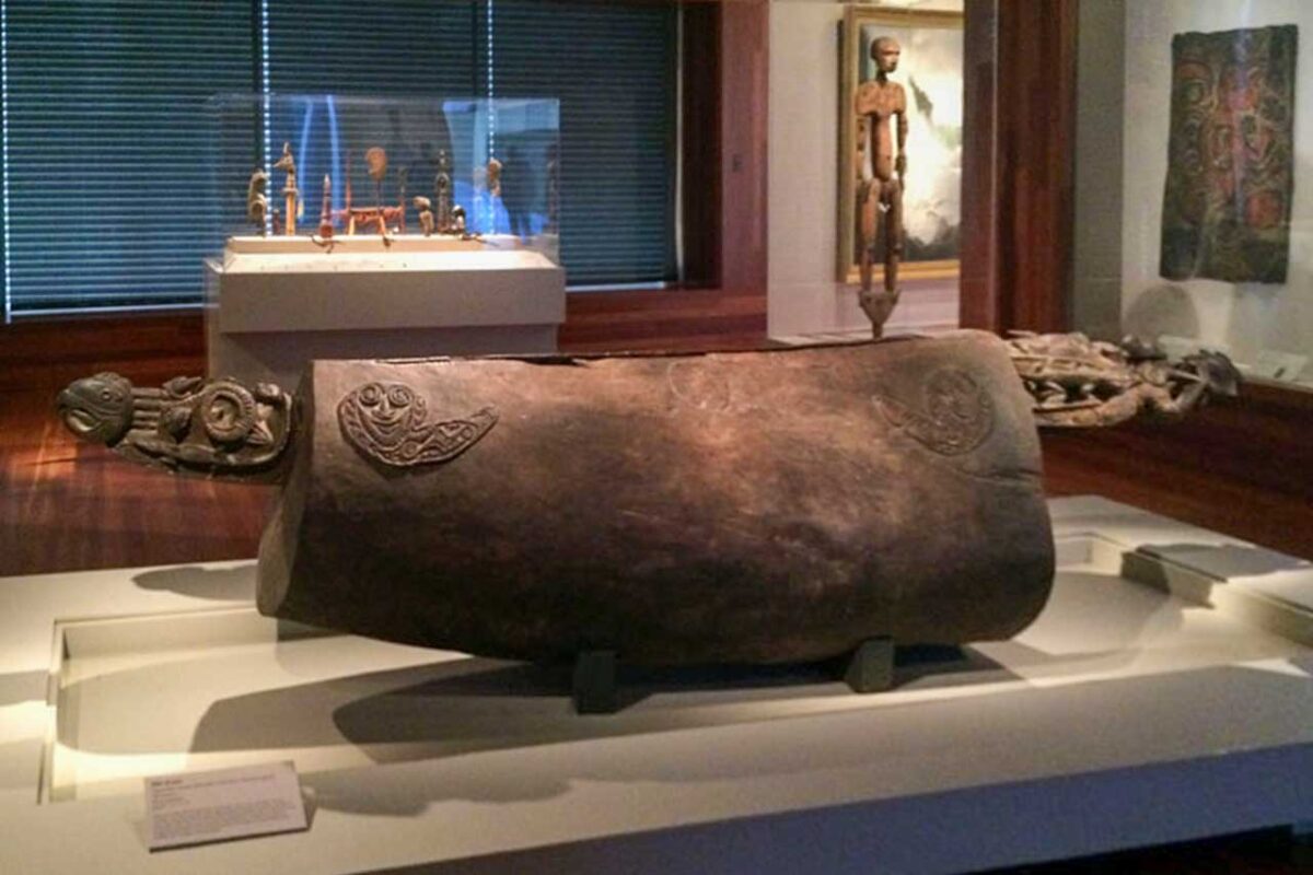 Kamienna rzeźba w muzeum de Young