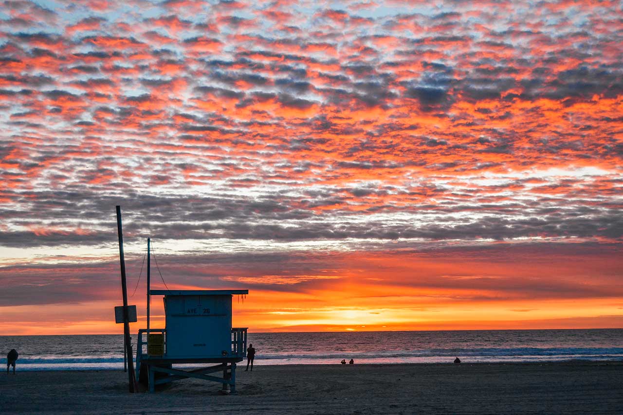 Torretta dei bagnini a Venice Beach sotto i colori del tramonto.