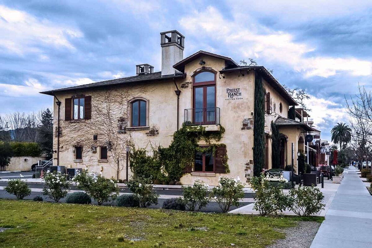 Kamienny budynek w centrum Sonoma