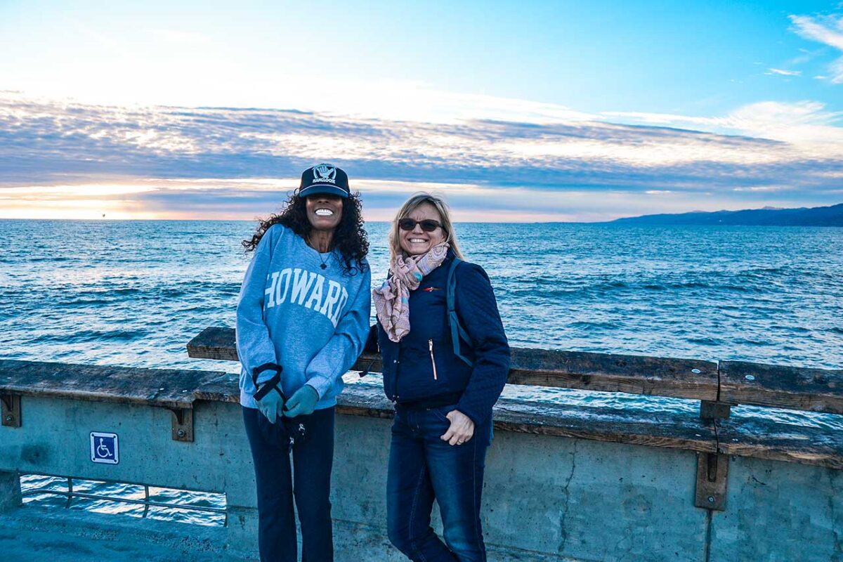 Dwie kobiety na molo w Venice Beach w Los Angeles z oceanem w tle