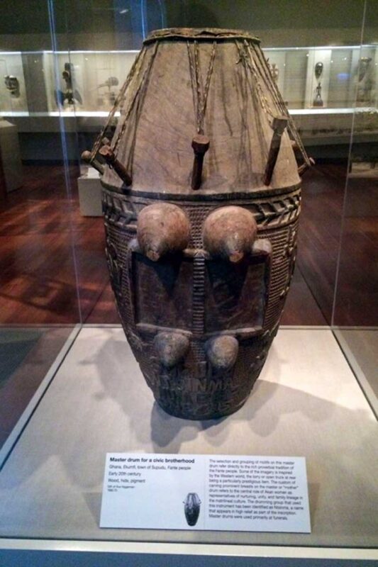 Tradycyjna rzeźba z Afryki w muzeum de Young