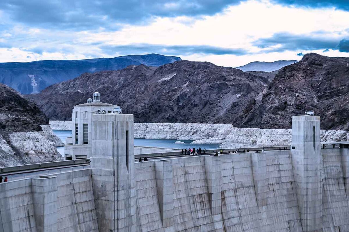 Veduta della potente Diga Hoover con le caratteristiche torri di aspirazione e la struttura in cemento.