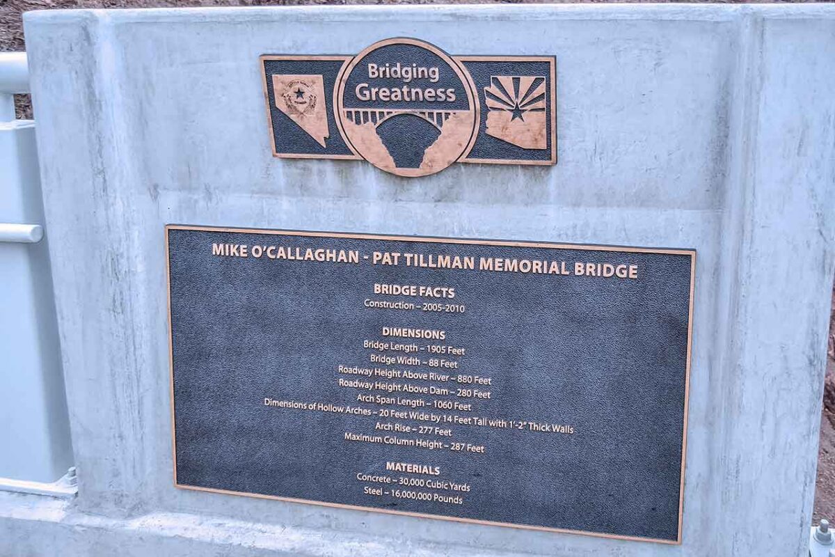 Brązowa plakieta informacyjna z danymi technicznymi Mostu Mike O'Callaghan-Pat Tillman Memorial Bridge z napisem "Bridging Greatness"