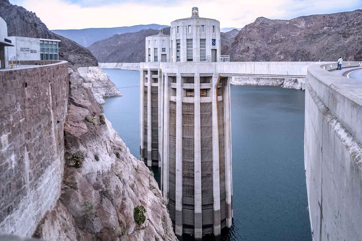 Dettaglio di una delle torri della Diga Hoover con il panorama delle rocce circostanti.