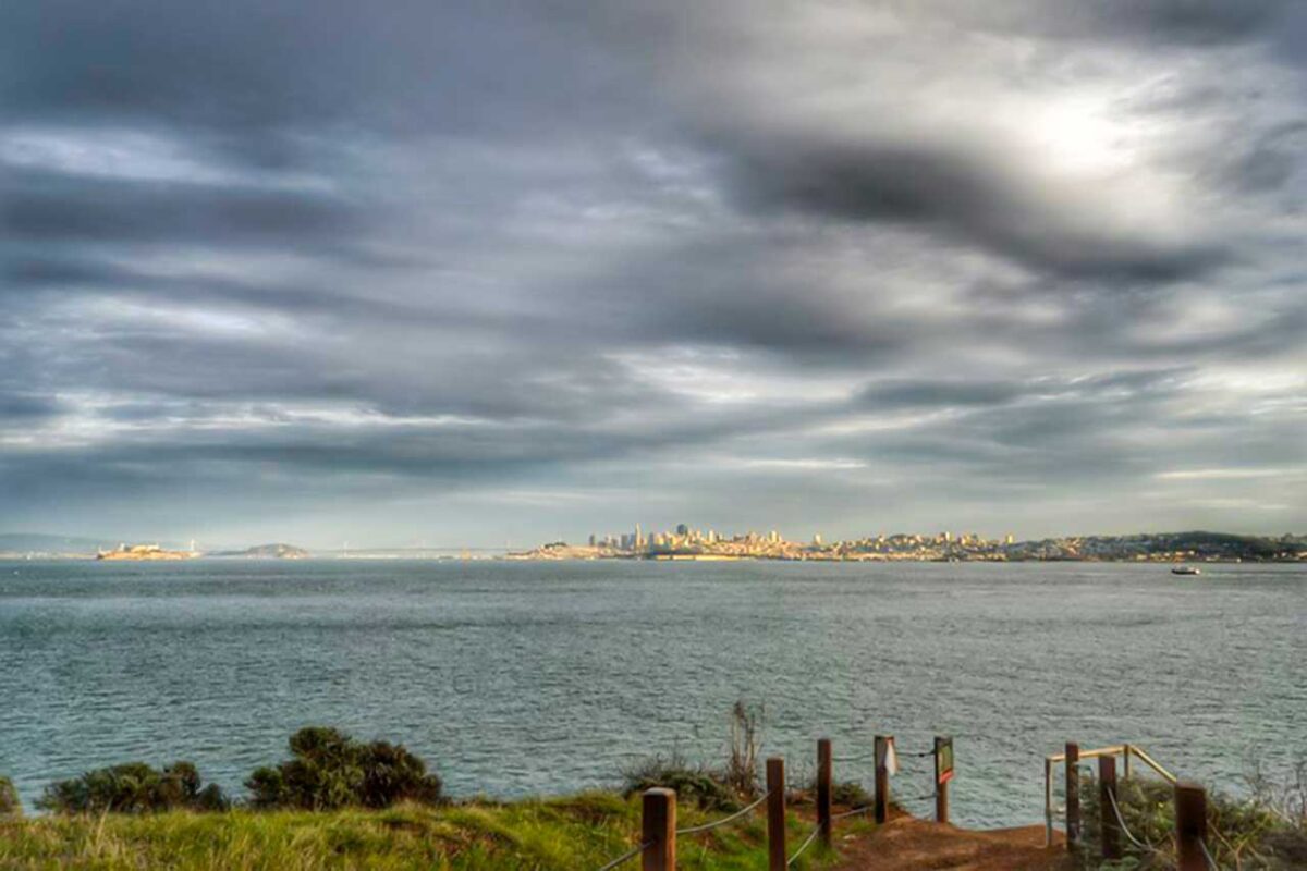 Wybrzeże i woda w zatoce San Francisco