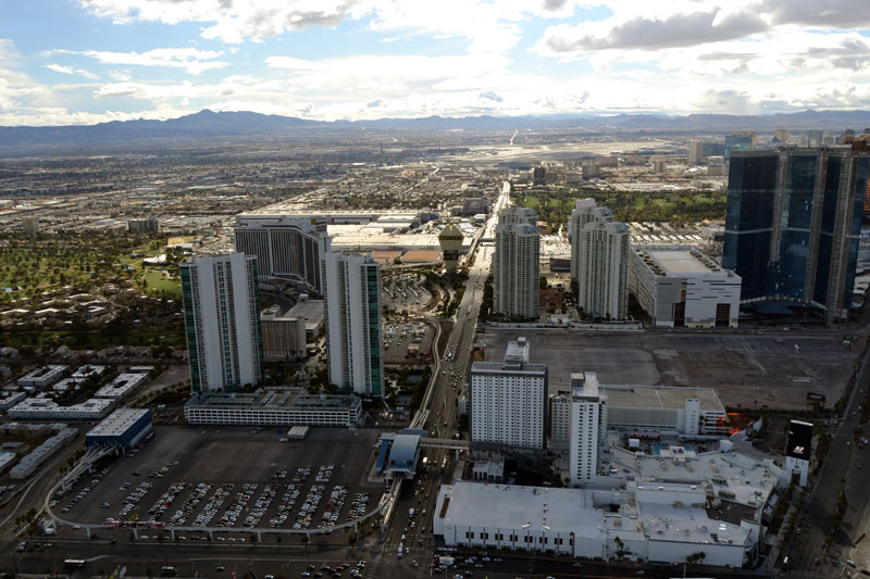 Veduta mozzafiato dalla Stratosphere Tower che cattura i neon di Las Vegas e il deserto del Nevada.
