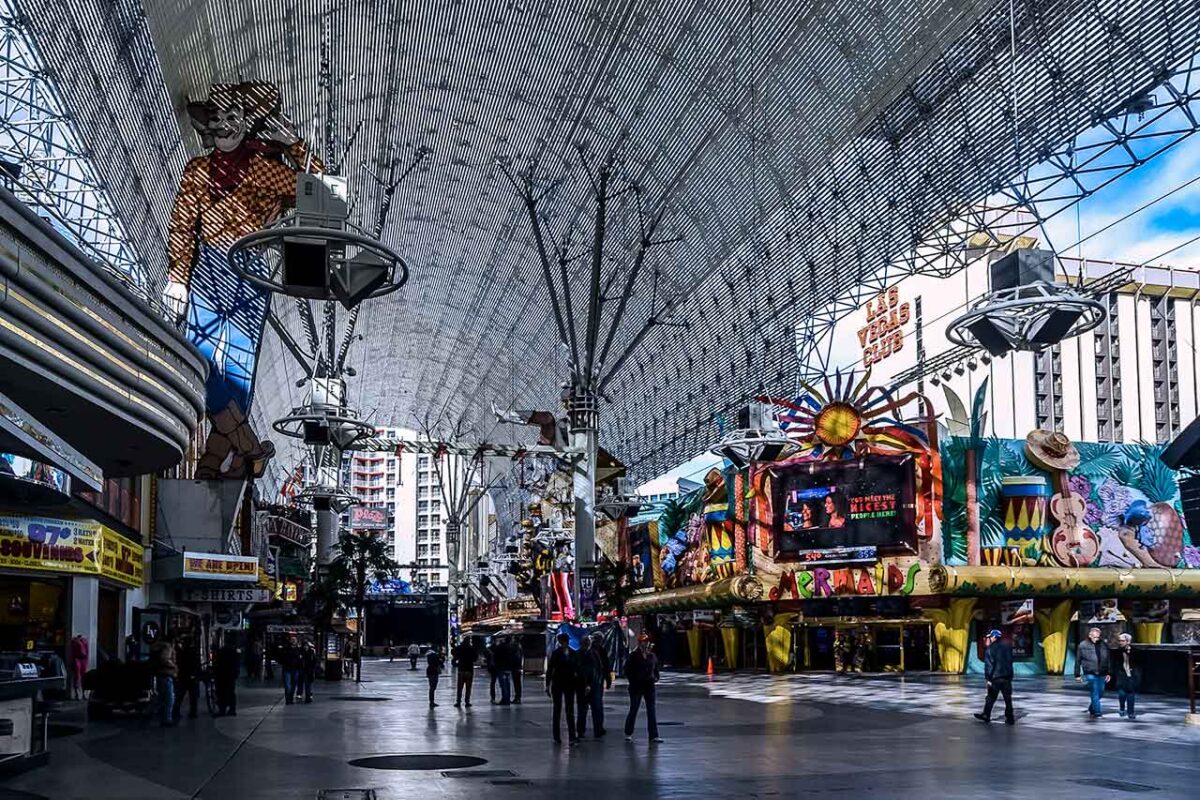 Kolorowe neony i kasyna na Fremont Street