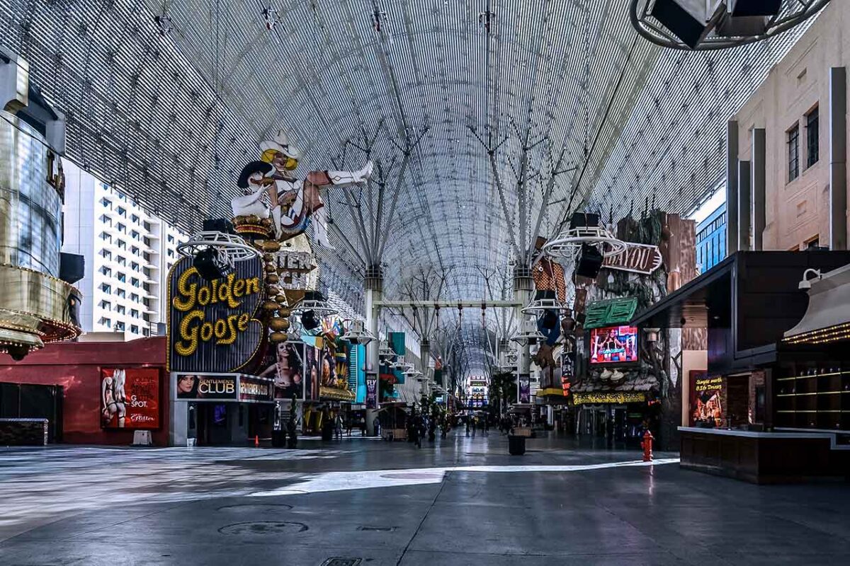 Deptak Fremont Street z neonami i zadaszeniem