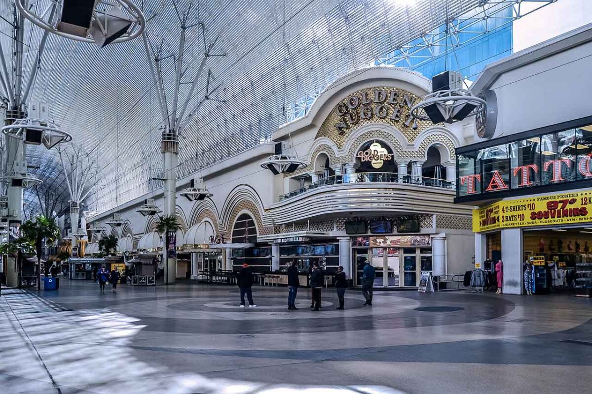 Widok na kasyno i budynki Fremont Street Experience