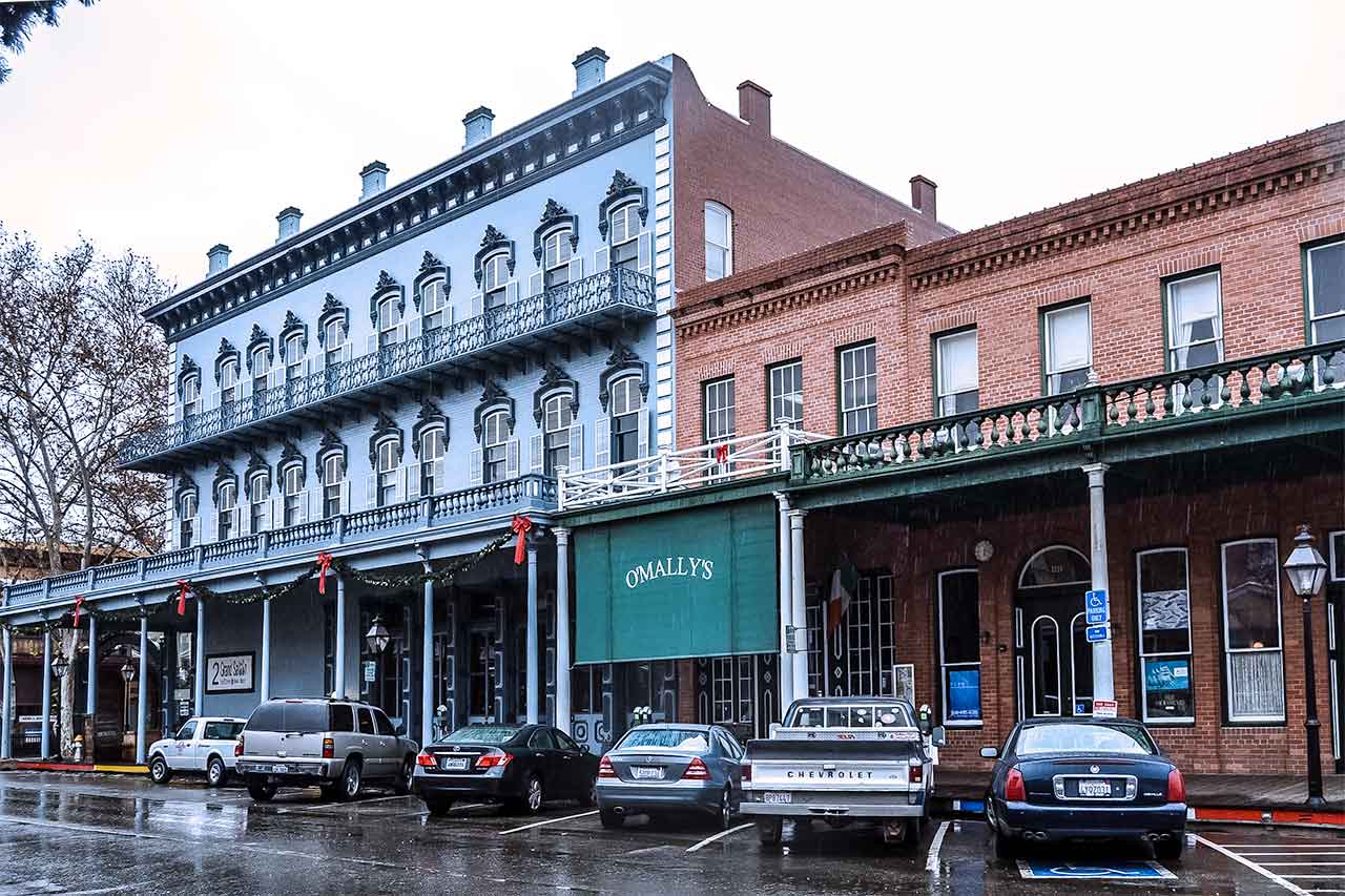 Auto parcheggiate lungo la strada a Old Sacramento