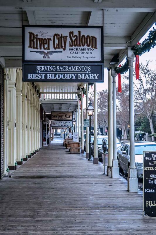 Dawne budynki w Old Sacramento ze starymi szyldami