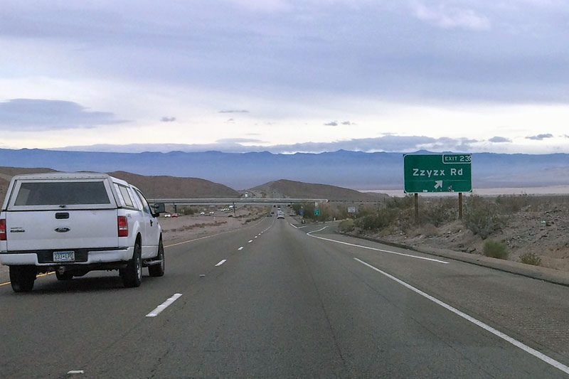 Segnale stradale per Zzyzx Road nel deserto della California.