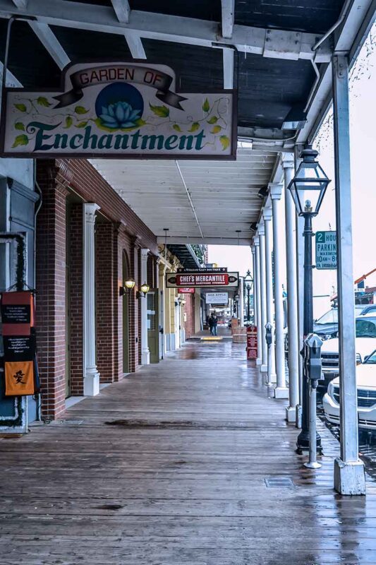 Charakterystyczny zadaszony chodnik w Old Sacramento