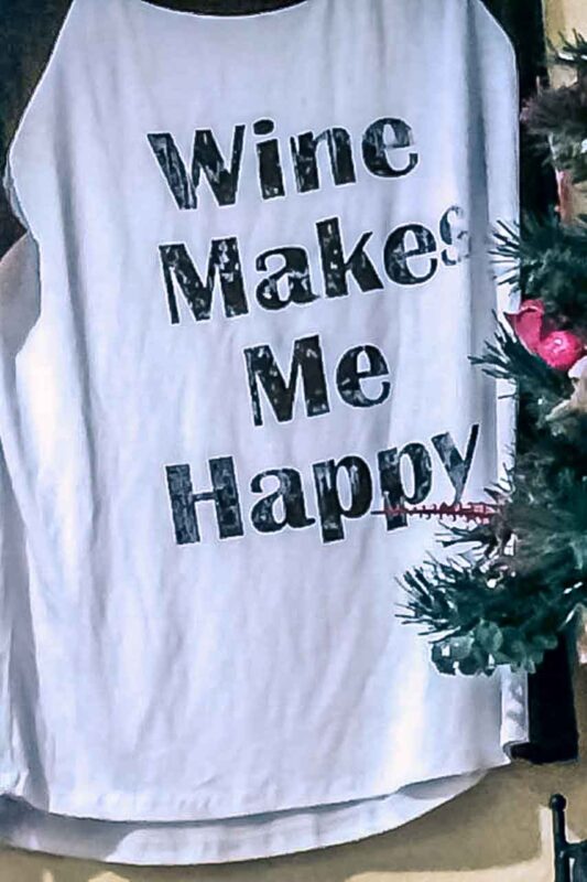 Koszulka z napisem „Wine Makes Me Happy”