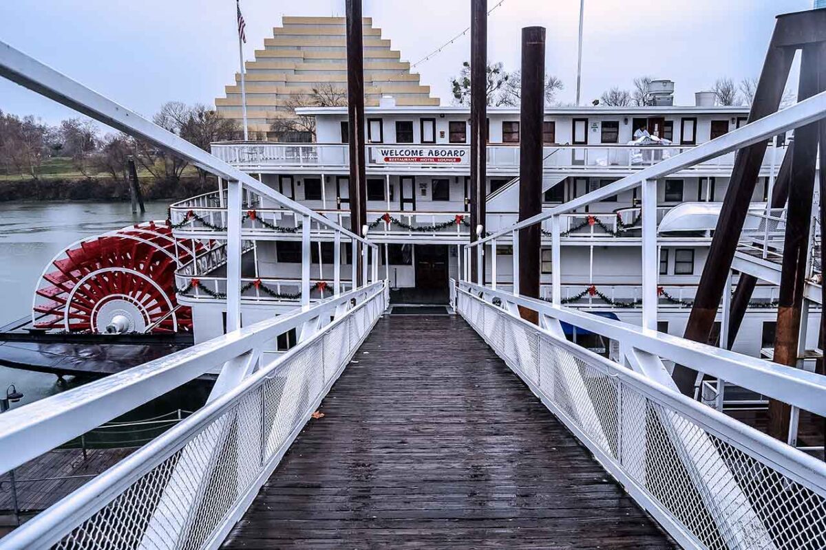 Delta King - wejście do historycznej łodzi w Old Sacramento