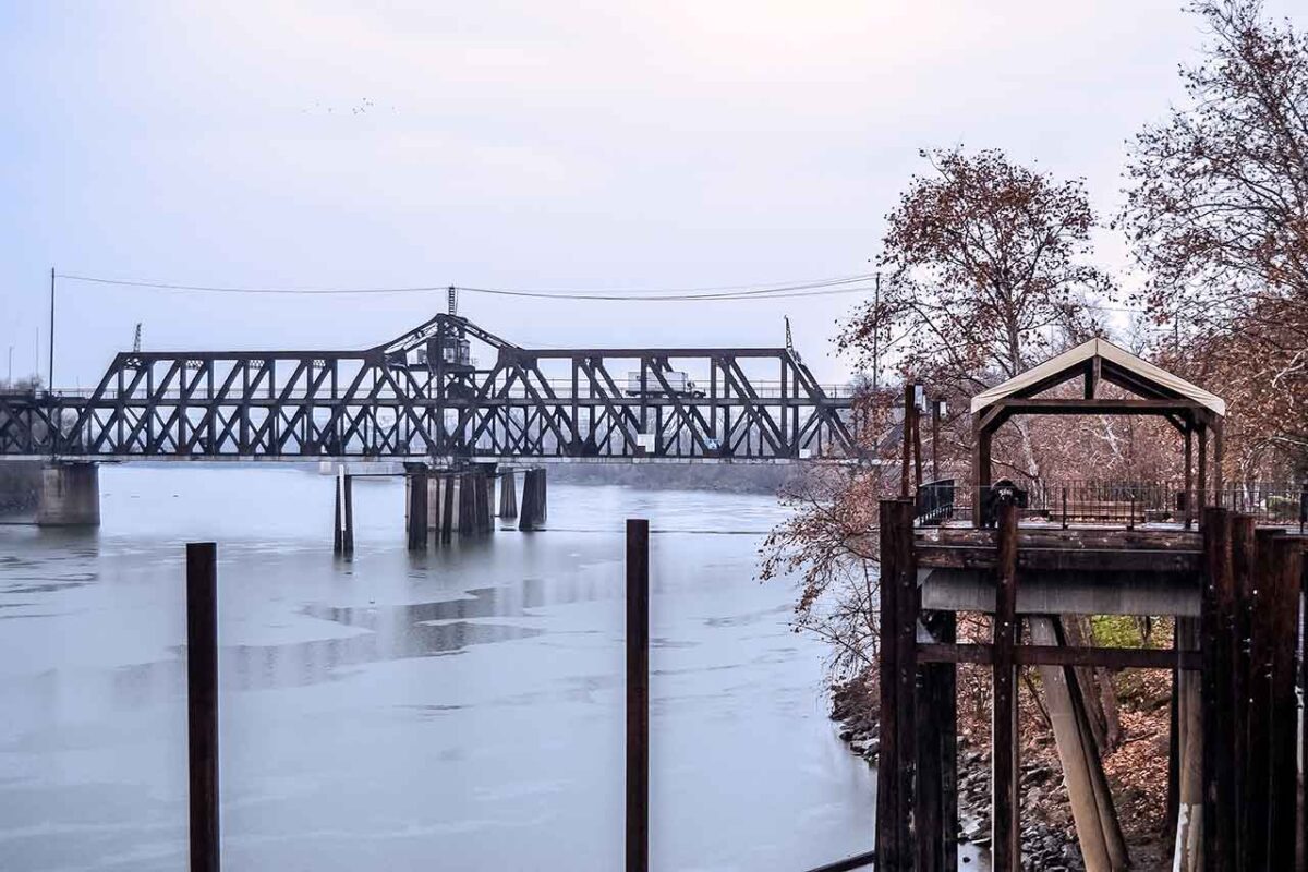 Old Sacramento - Stanowy Park Historyczny - widok na rzekę z mostem