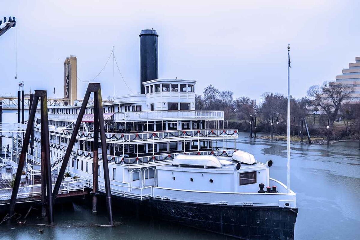 Historyczna łódź rzeczna zacumowana w Old Sacramento, dziś służąca jako hotel - widok z przodu