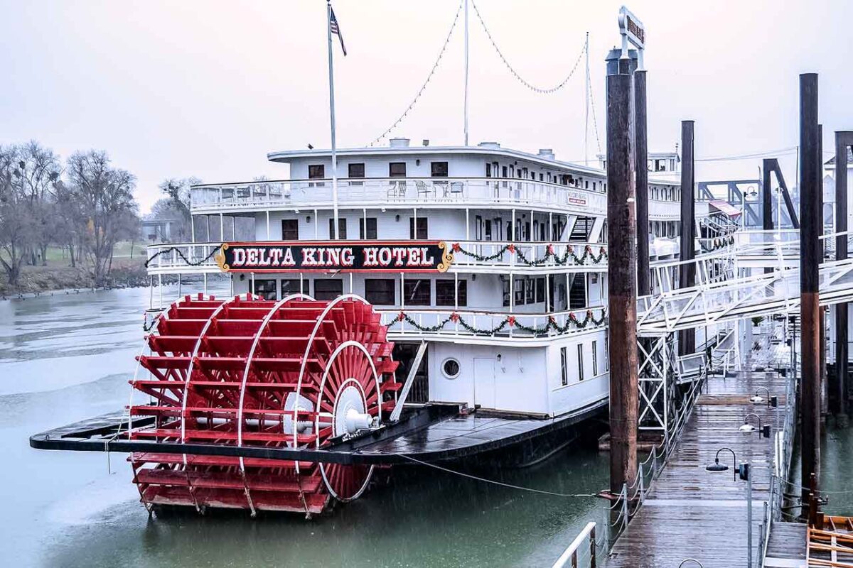 Historyczna łódź rzeczna zacumowana w Old Sacramento, dziś służąca jako hotel - widok z tyłu