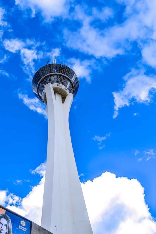 Stratosphere Tower w Las Vegas na tle błękitnego nieba