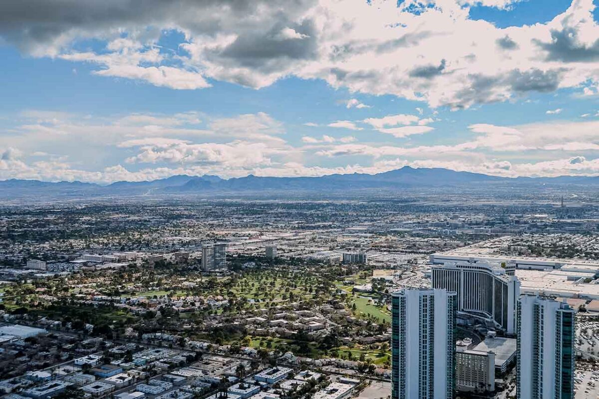 Widok na Las Vegas i góry z wieży Stratosphere