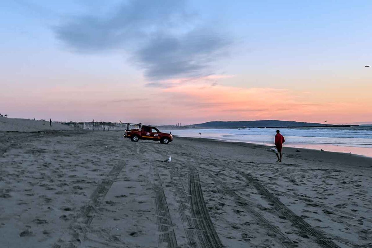 Plaża i samochód terenowy przy zachodzie słońca