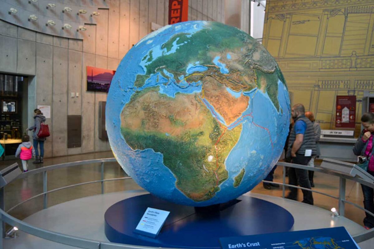 Duży model globu w California Academy of Sciences
