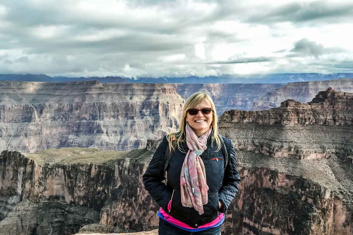 Grand Canyon West Rim Skywalk – turystka na tle kanionu