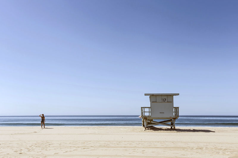 Pusta plaża z wieżą ratowniczą w Kalifornii