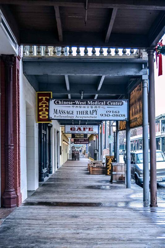 Dawne budynki w Old Sacramento ze starymi szyldami