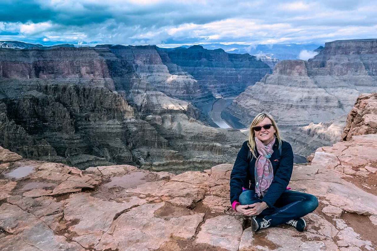 Grand Canyon West Rim – turystka na krawędzi