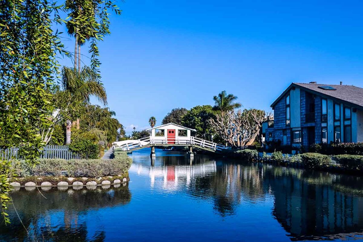 Spacer po Venice Canals w Los Angeles